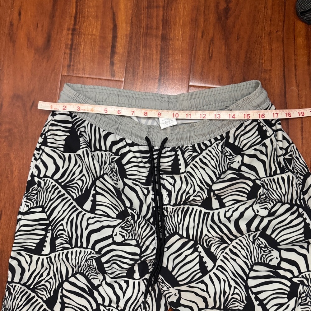 Volcom Zebra Shorts Vintage Drawstring Size Medium - image 6